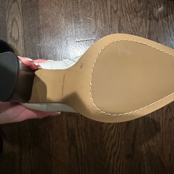NWT Vince Camuto Leather Epandra Ankle Boot- Coconut Cream - Size 7 - Picture 10 of 11